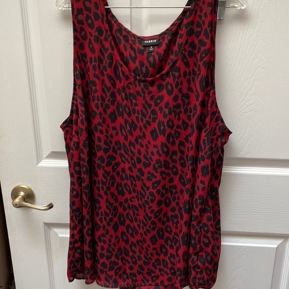 E womens Torrid sleeveless plus size blouse size 5. EUC